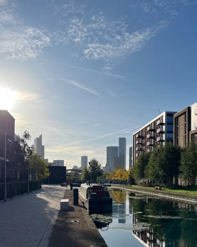 Slow #mornings at #middlewoodlocks and #autumn is in the air!  Perfect spot for a #coffee by the canal 💫☕️!

@middlewoodlocks have you been for coffee at @92degreesuk yet?

Canalside neighbourhood, autumnal vibes, wellbeing, peace and quiet, calm, good morning, everyone welcome 🙏